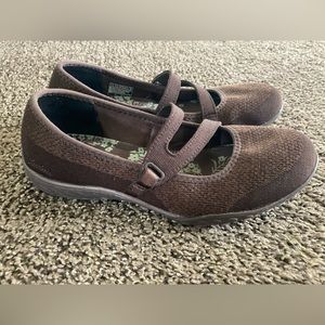 Size 7 Skechers relaxed fit memory foam brown women’s shoes.